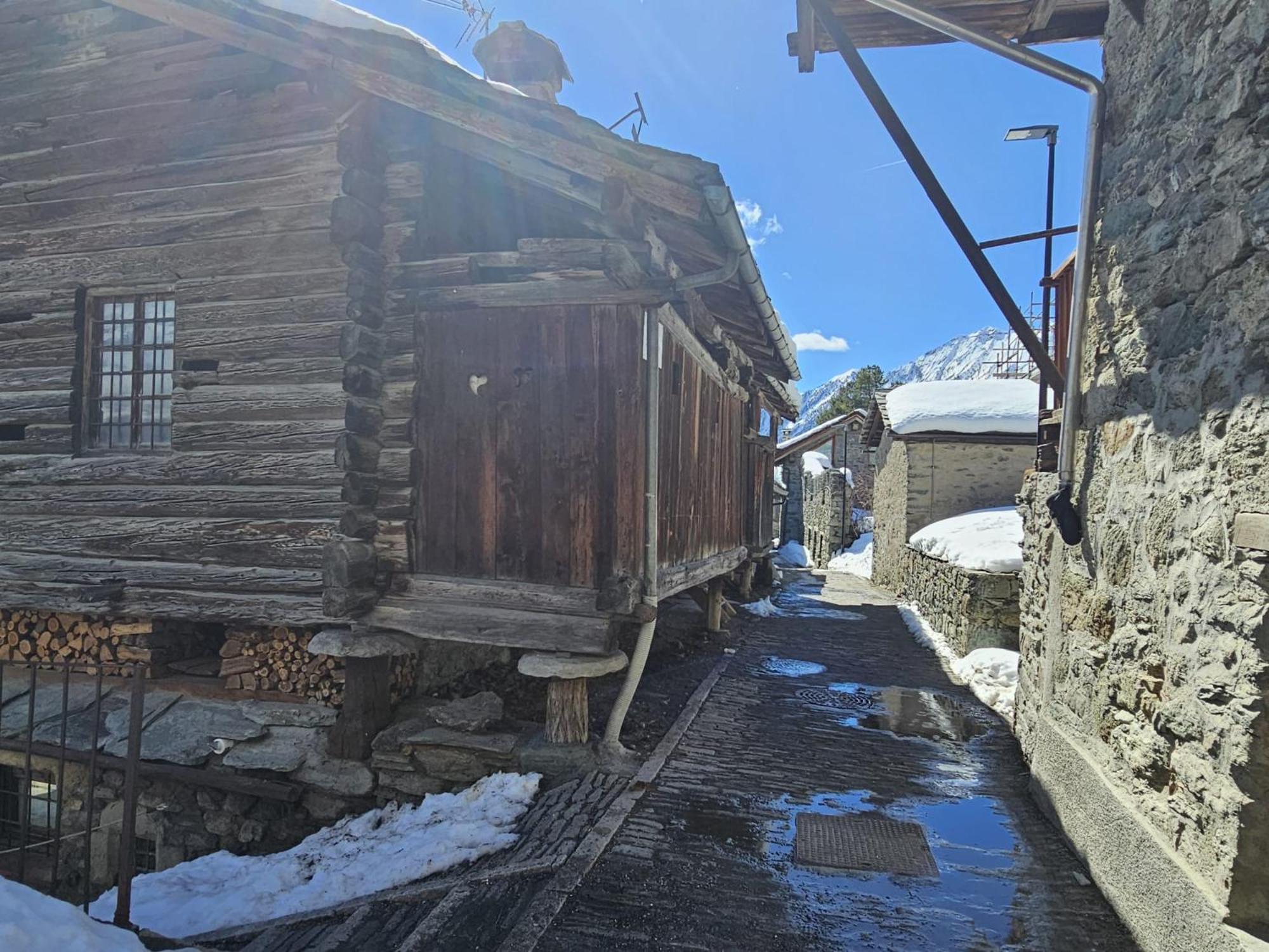 Joivy Modern Family Chalet With Stunning Mountain Views Champoluc Exterior foto